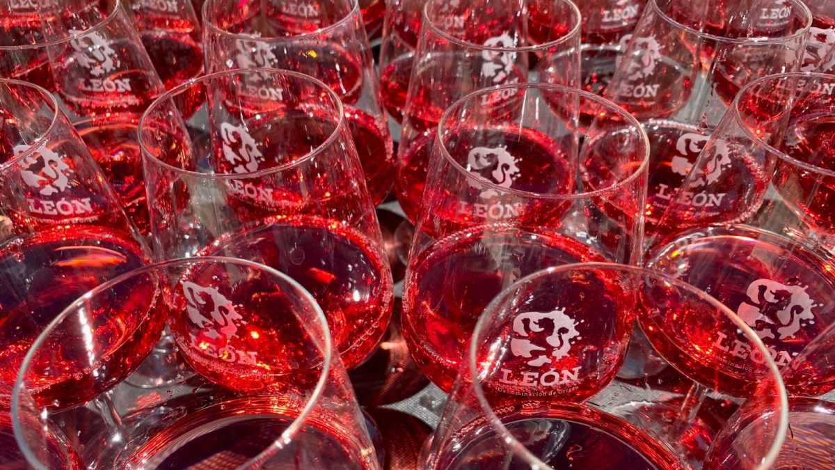 fotografía de copas de vino rosado de la DO León