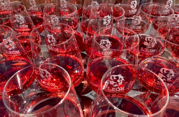 fotografía de copas de vino rosado de la DO León