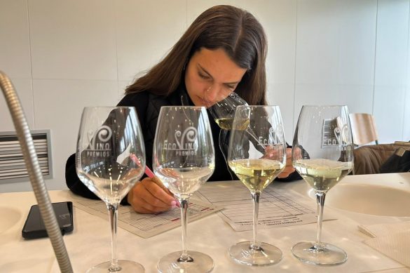 Catadora en la sesión de vinos blancos del concurso Premios Ecovino 2026