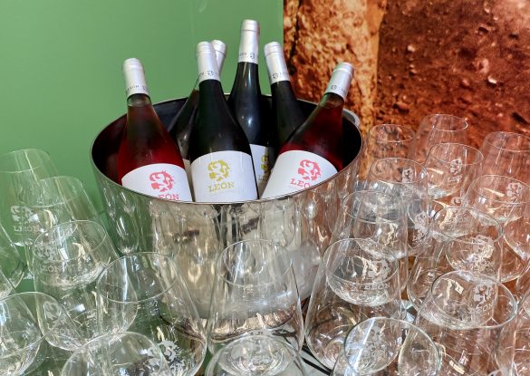 Copas y botellas de vinos institucionales de Albarín y Prieto Picudo de la Denominación de Origen León